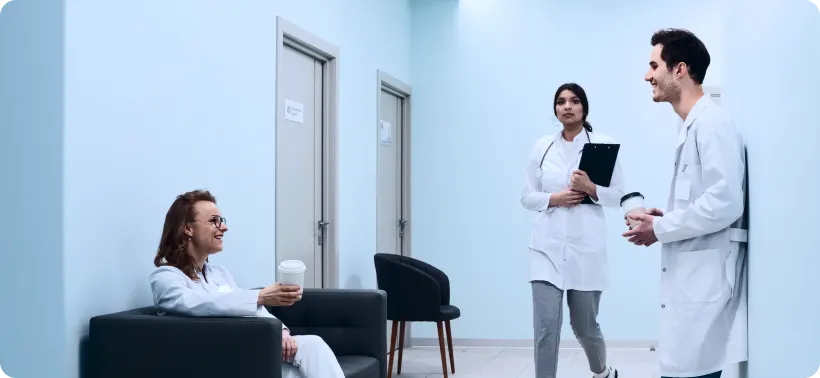 Médicos em um corredor