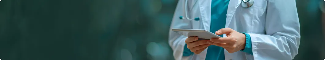 Profissional da medicina segurando tablet