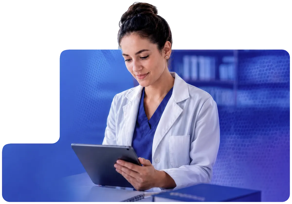 Médica analisando o conteúdo de estudo em um tablet
