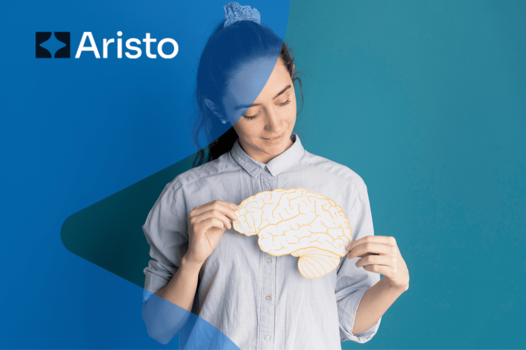 Mulher de cabelo liso segurando um desenho de cérebro de papel em frente a um fundo azul 